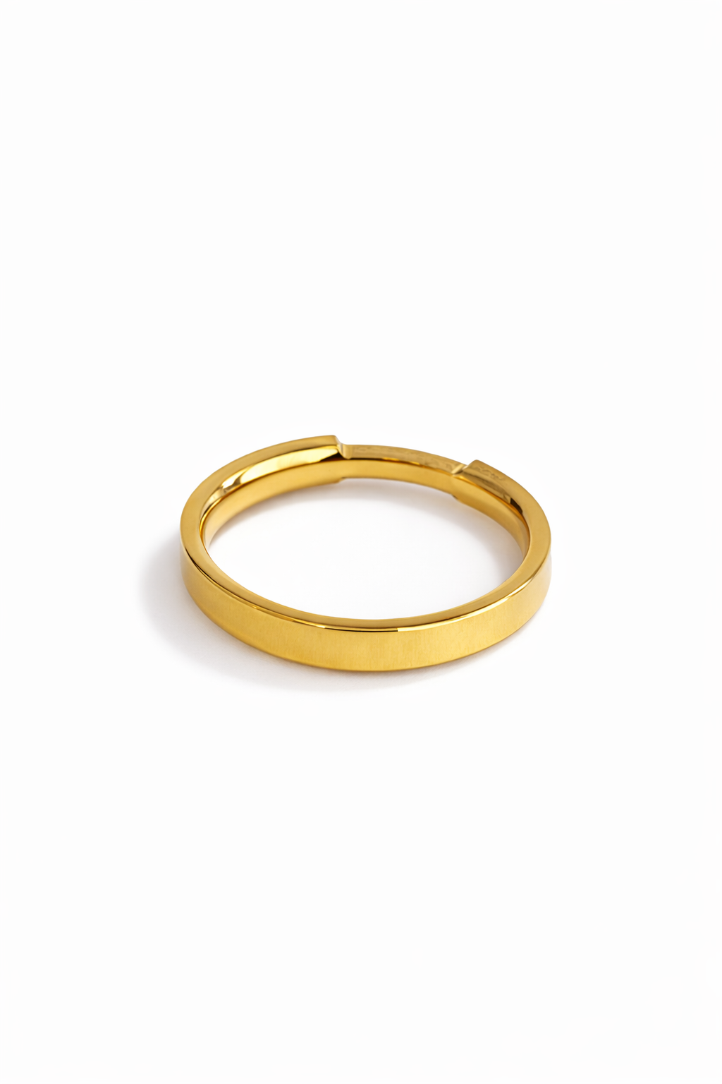Gold ring of mother-of-pearl and zircon