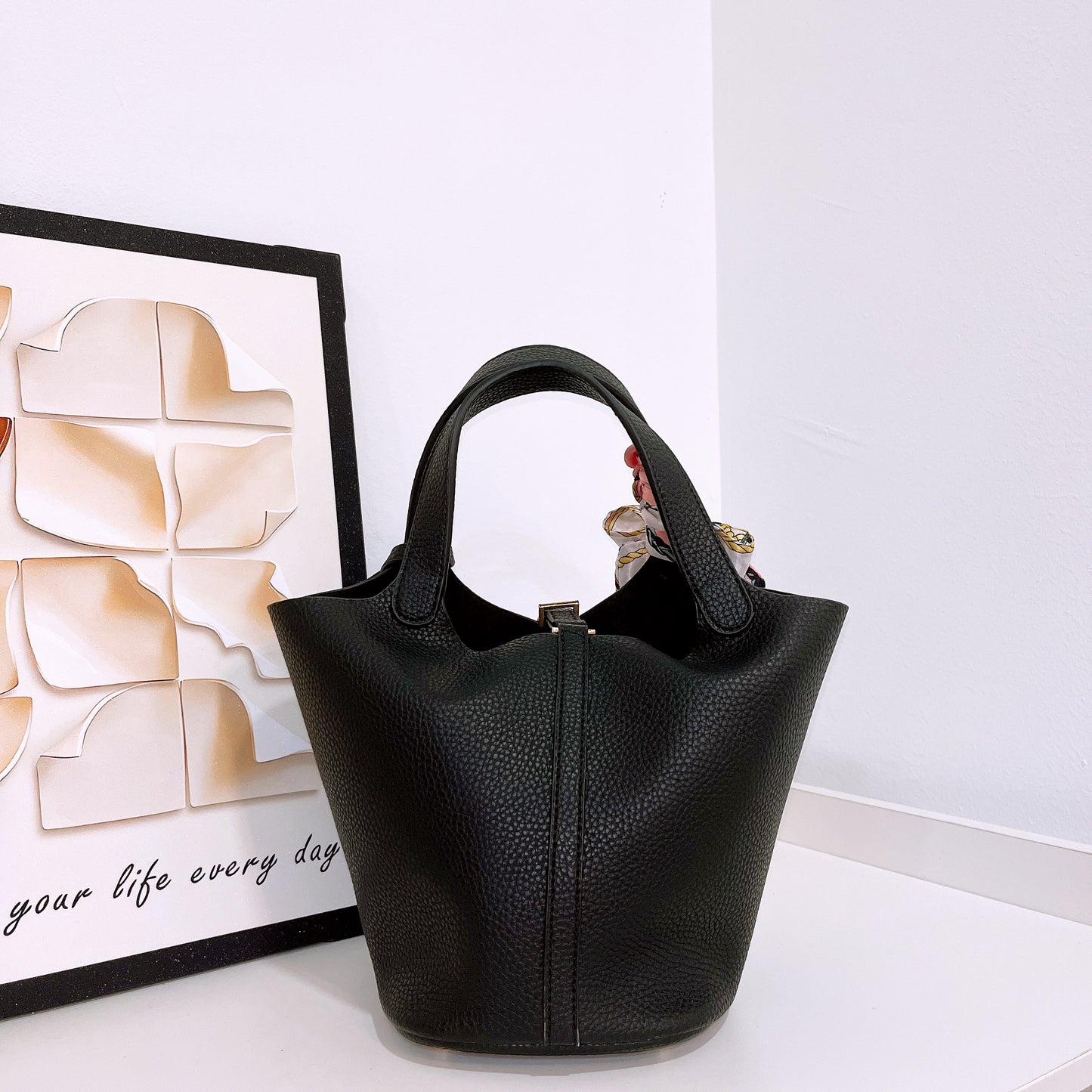 Fashionable Leather Bucket Bag (No Brand)