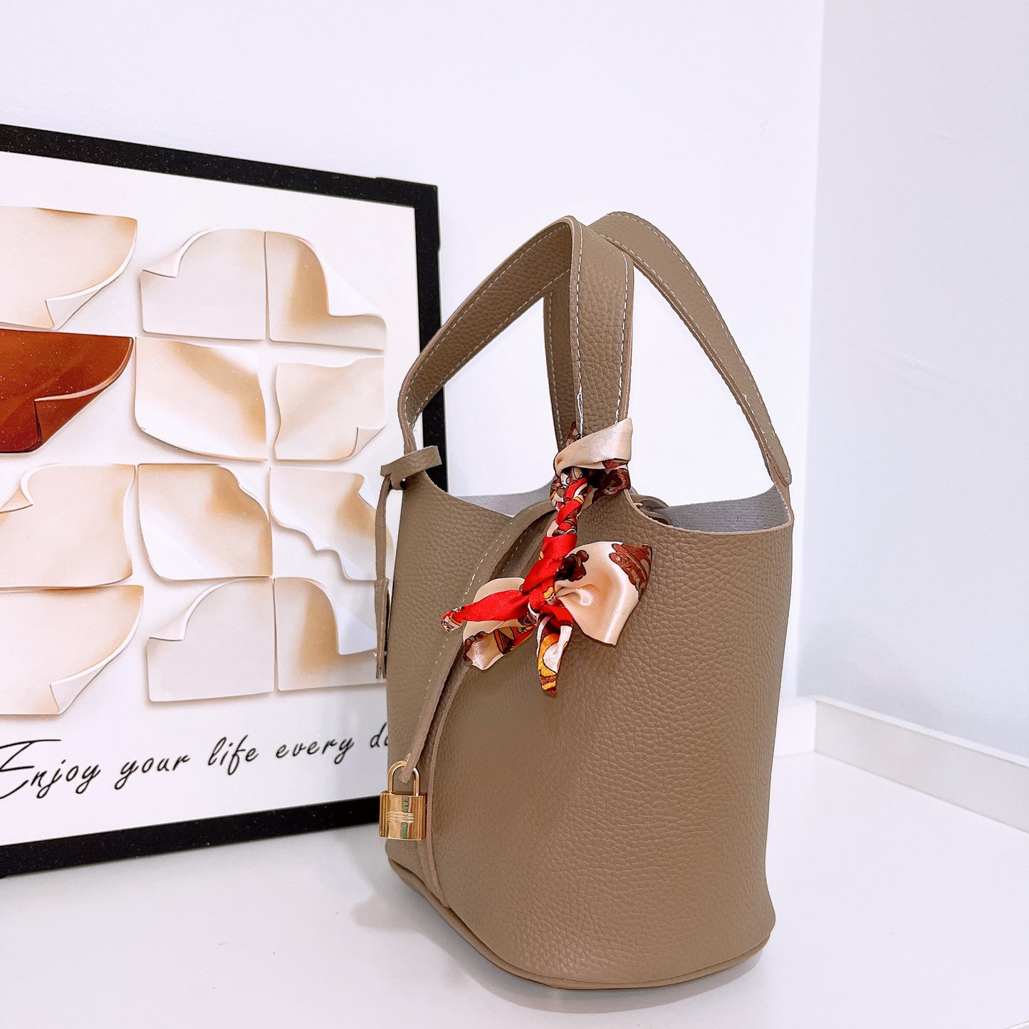 Fashionable Leather Bucket Bag (No Brand)