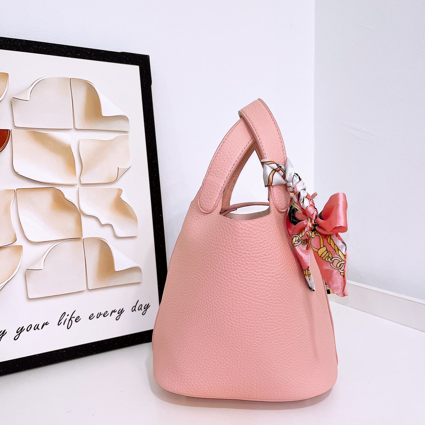 Fashionable Leather Bucket Bag (No Brand)