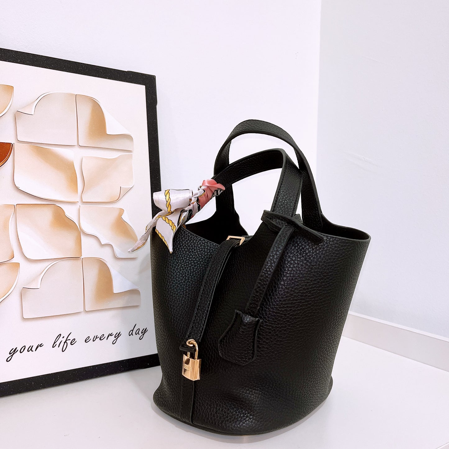 Fashionable Leather Bucket Bag (No Brand)