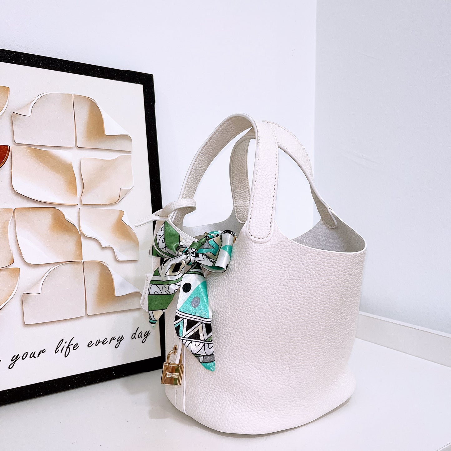 Fashionable Leather Bucket Bag (No Brand)