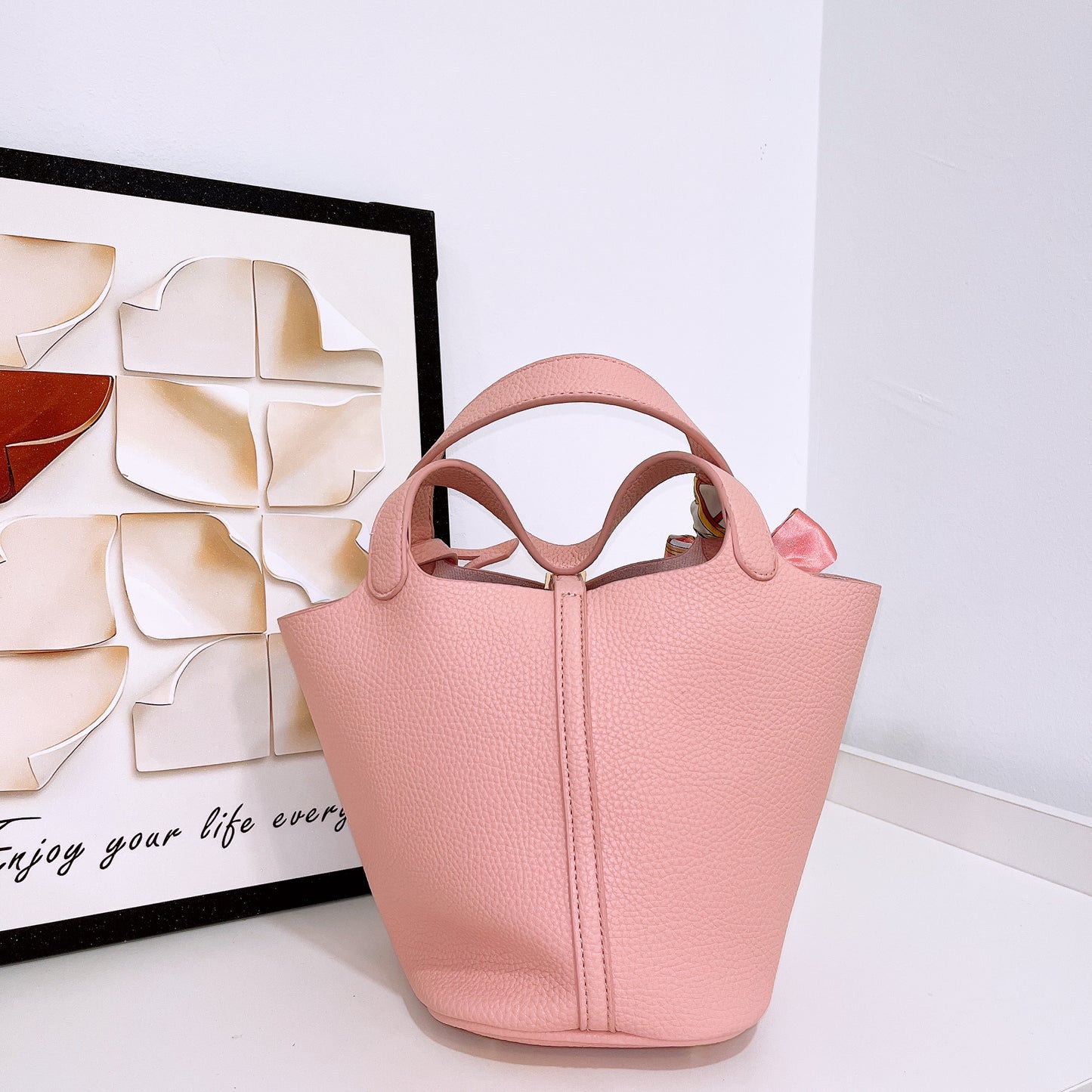 Fashionable Leather Bucket Bag (No Brand)