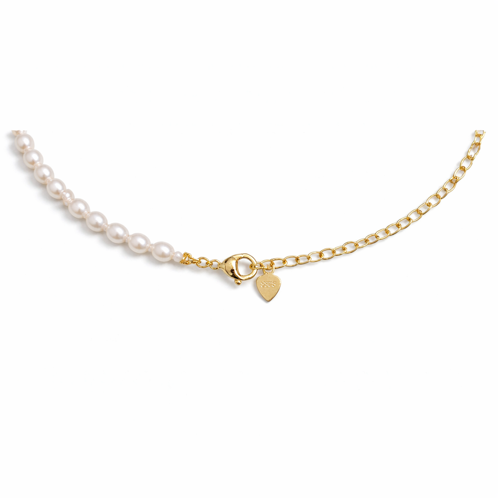 Heart-shaped pendant necklace stitched with pearl and gold chain
