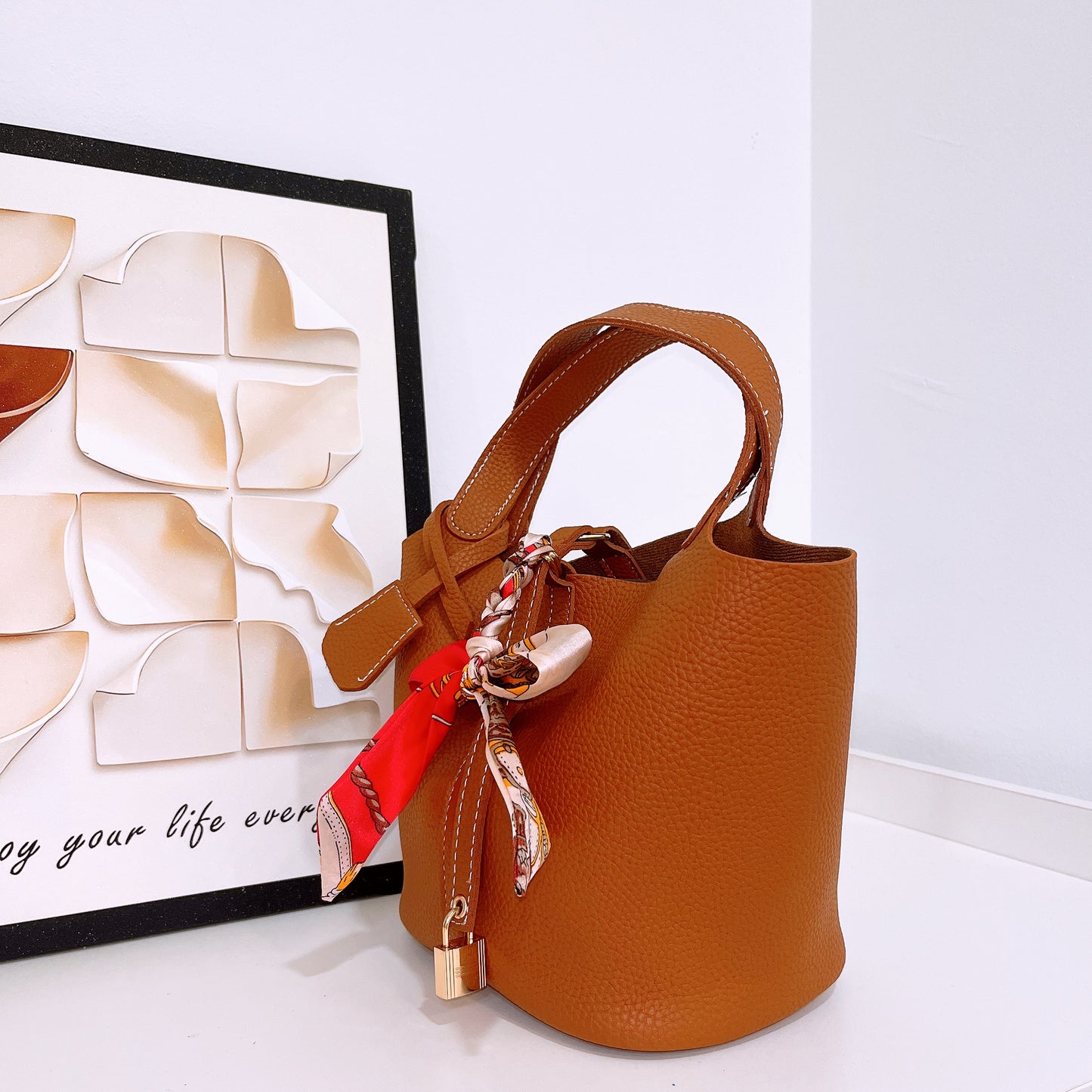 Fashionable Leather Bucket Bag (No Brand)