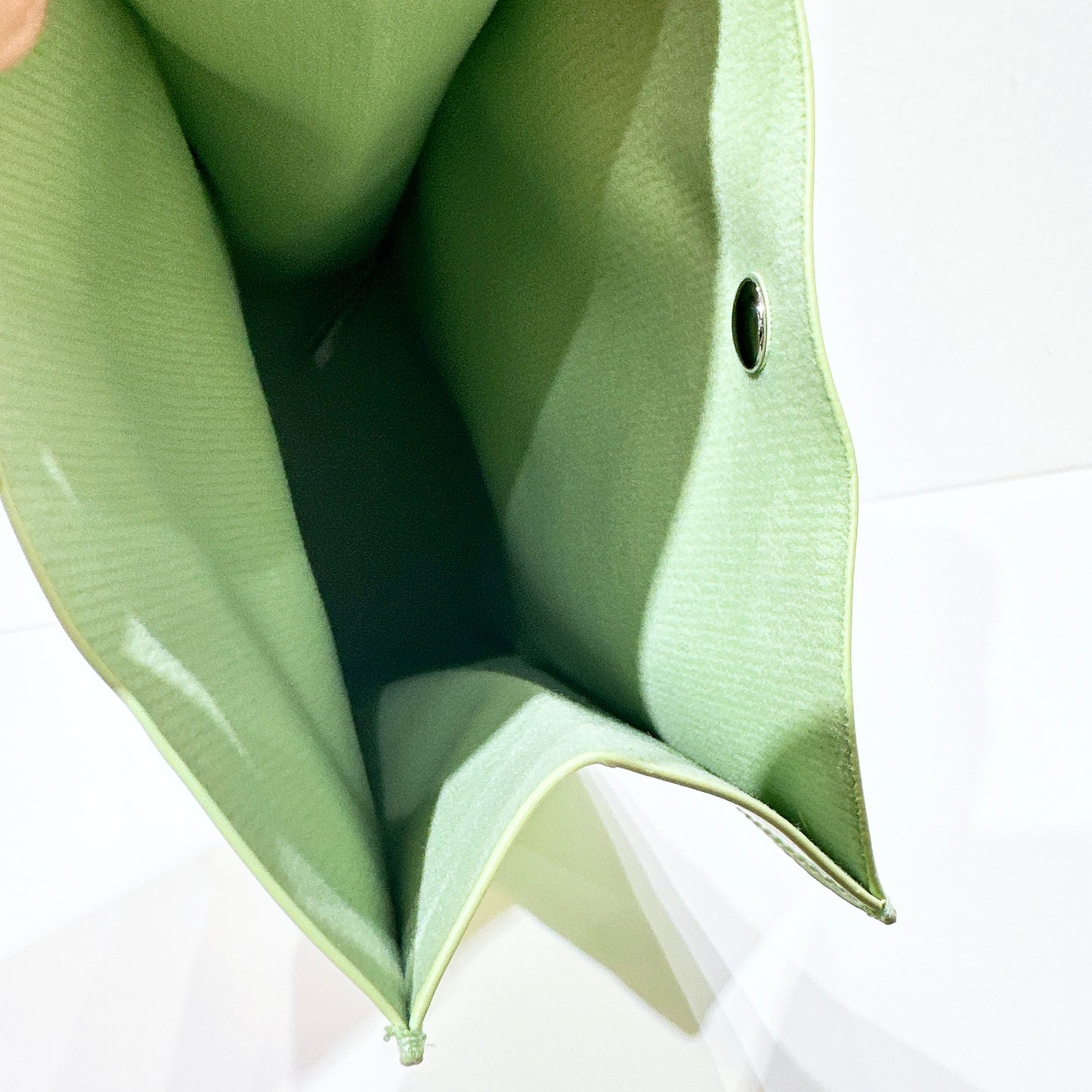 Chanel Beauty Green Metallic Snap Cos metic Pouch