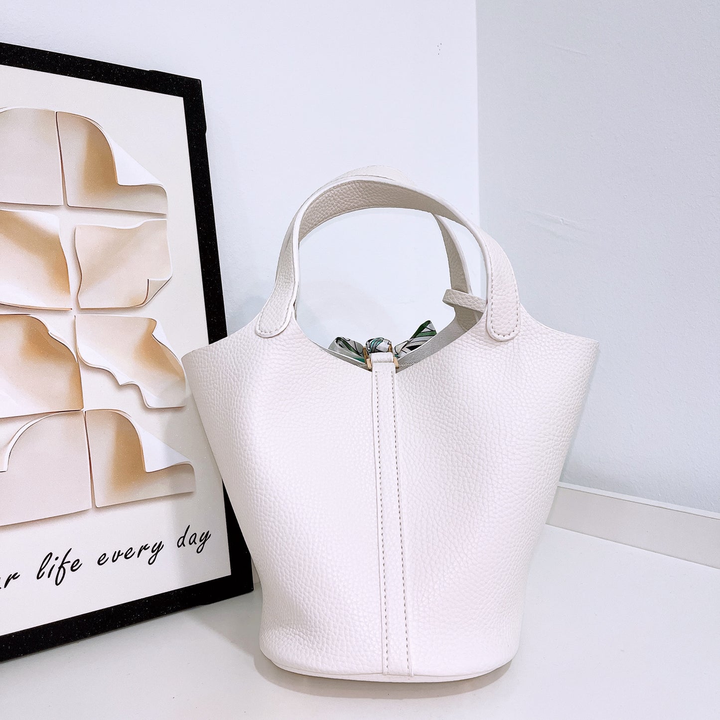 Fashionable Leather Bucket Bag (No Brand)
