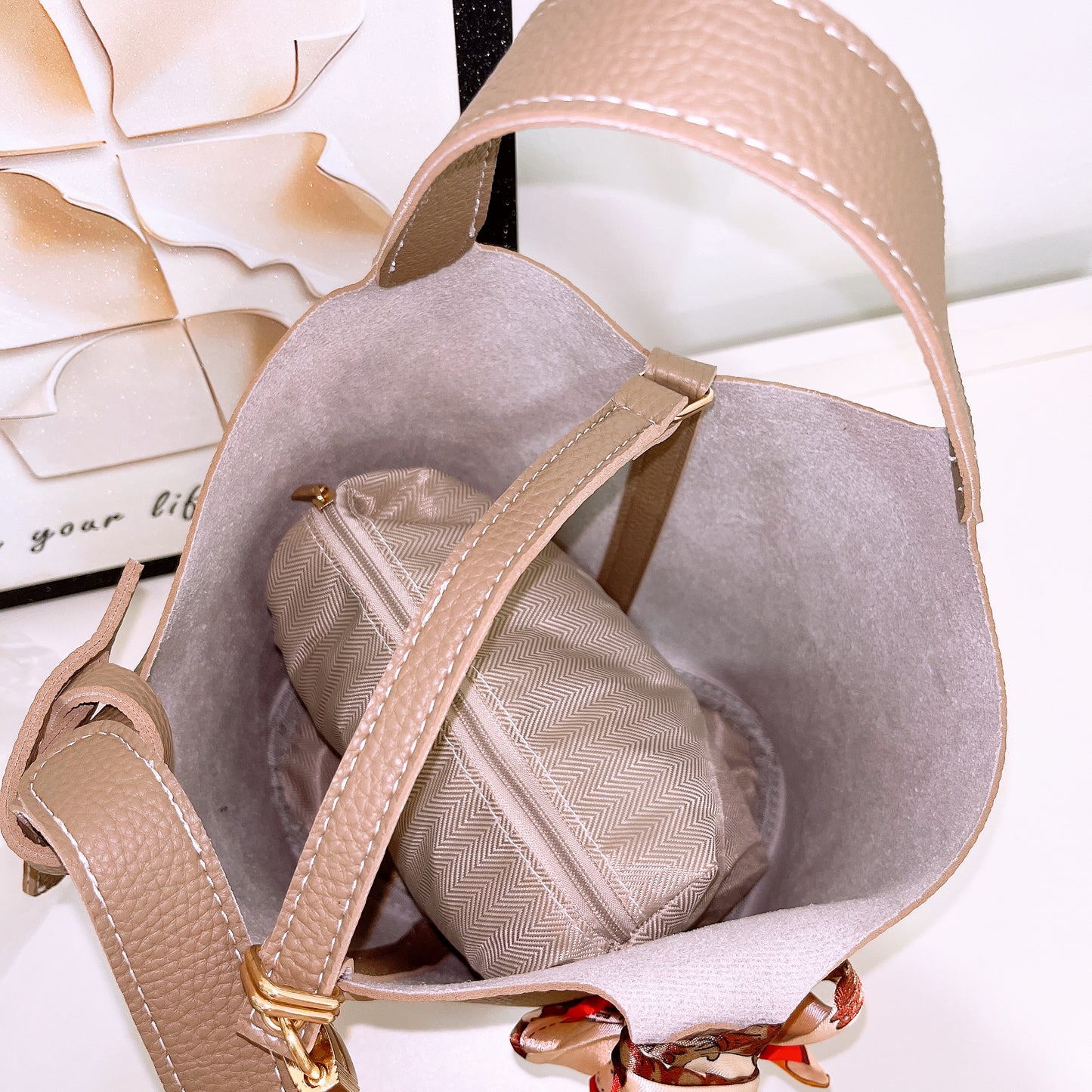 Fashionable Leather Bucket Bag (No Brand)
