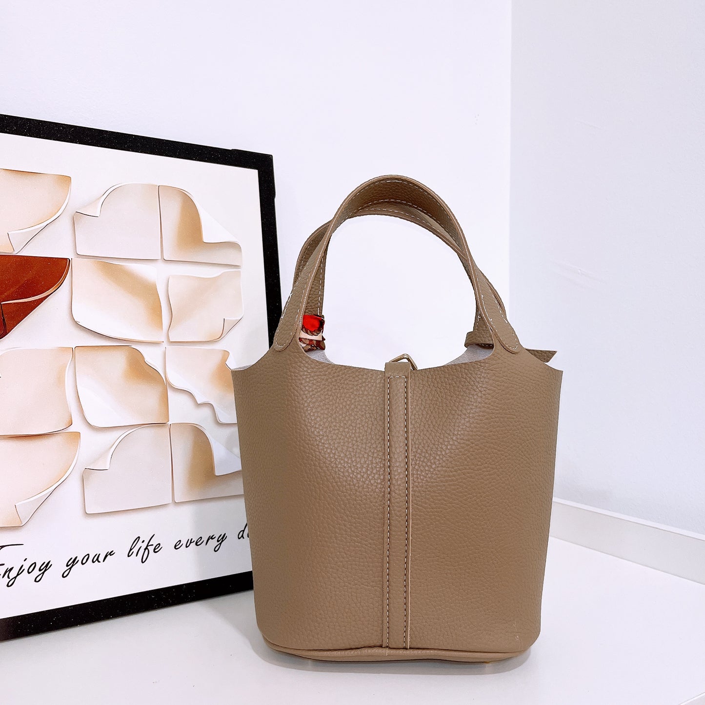 Fashionable Leather Bucket Bag (No Brand)