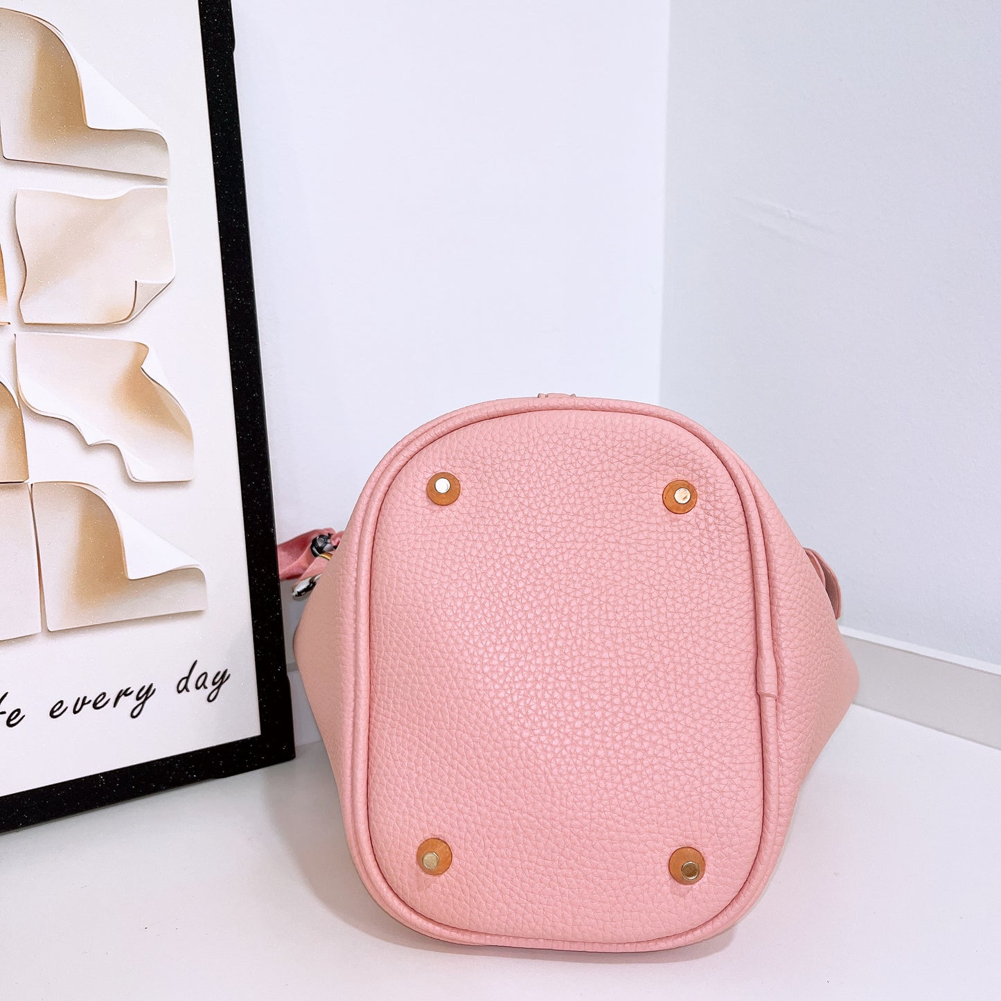 Fashionable Leather Bucket Bag (No Brand)