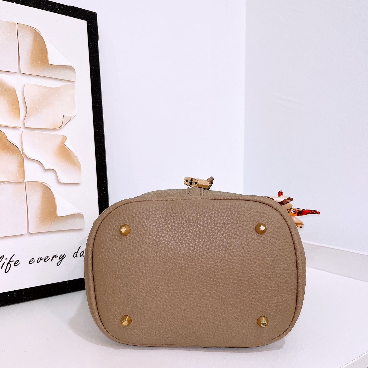 Fashionable Leather Bucket Bag (No Brand)