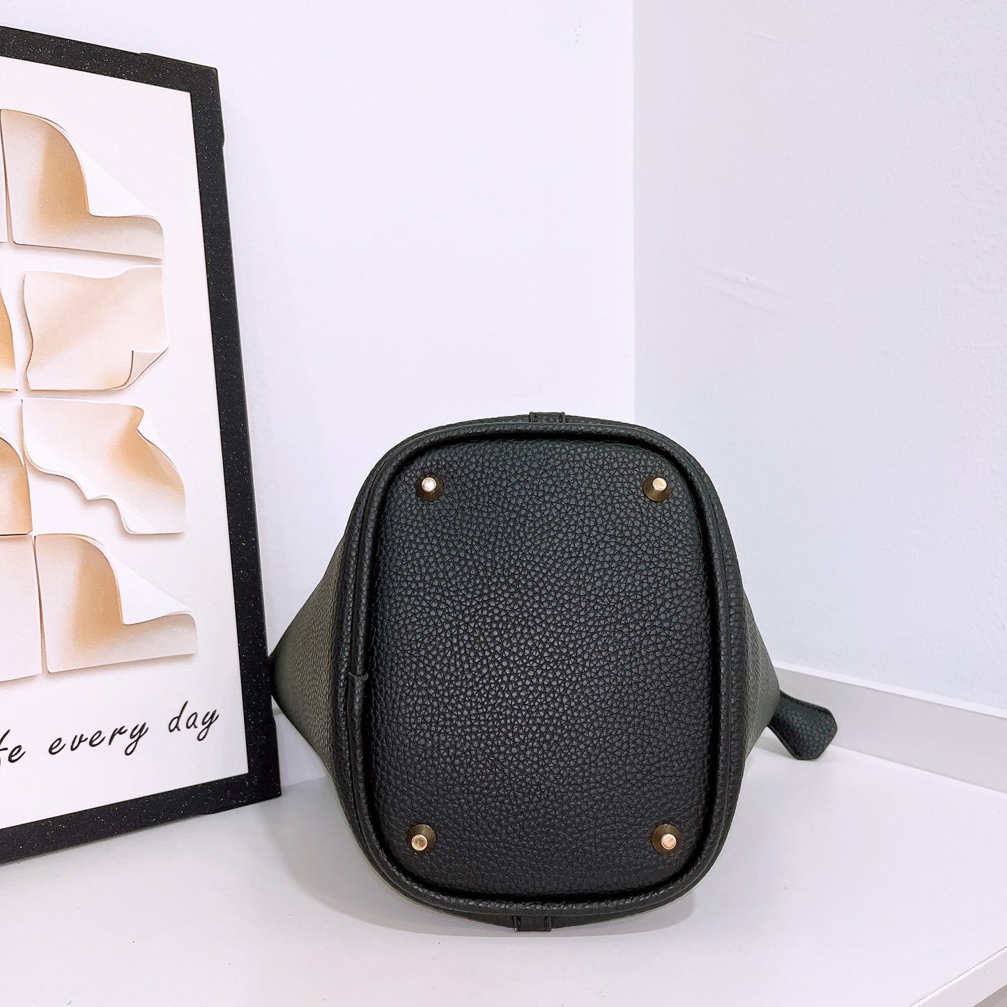 Fashionable Leather Bucket Bag (No Brand)