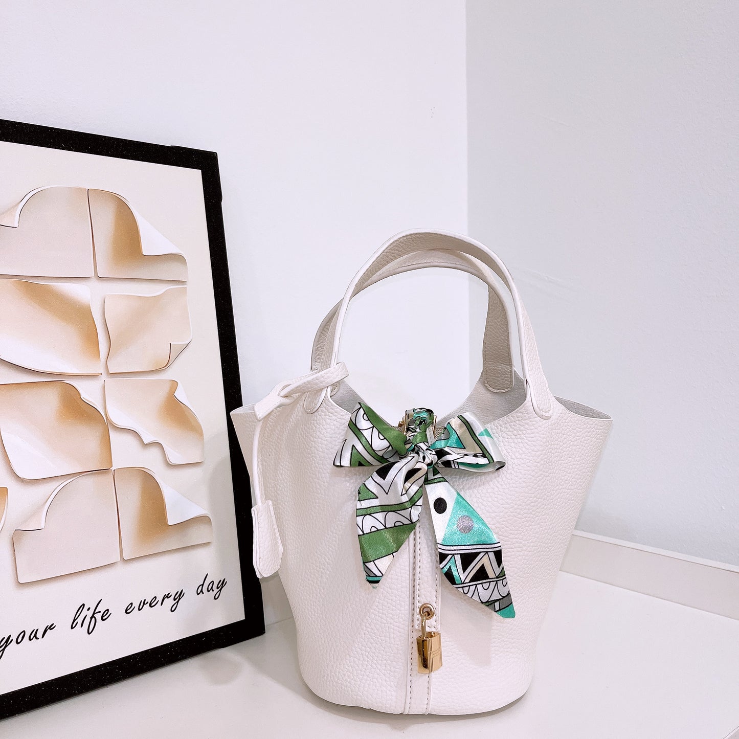 Fashionable Leather Bucket Bag (No Brand)