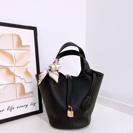 Fashionable Leather Bucket Bag (No Brand)