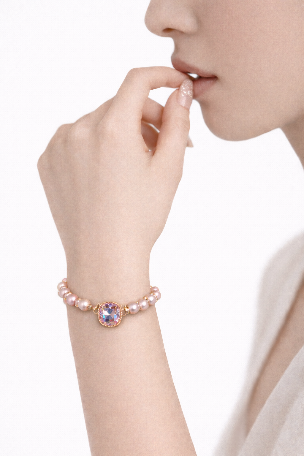 Pink pearl with a square diamond bracelet