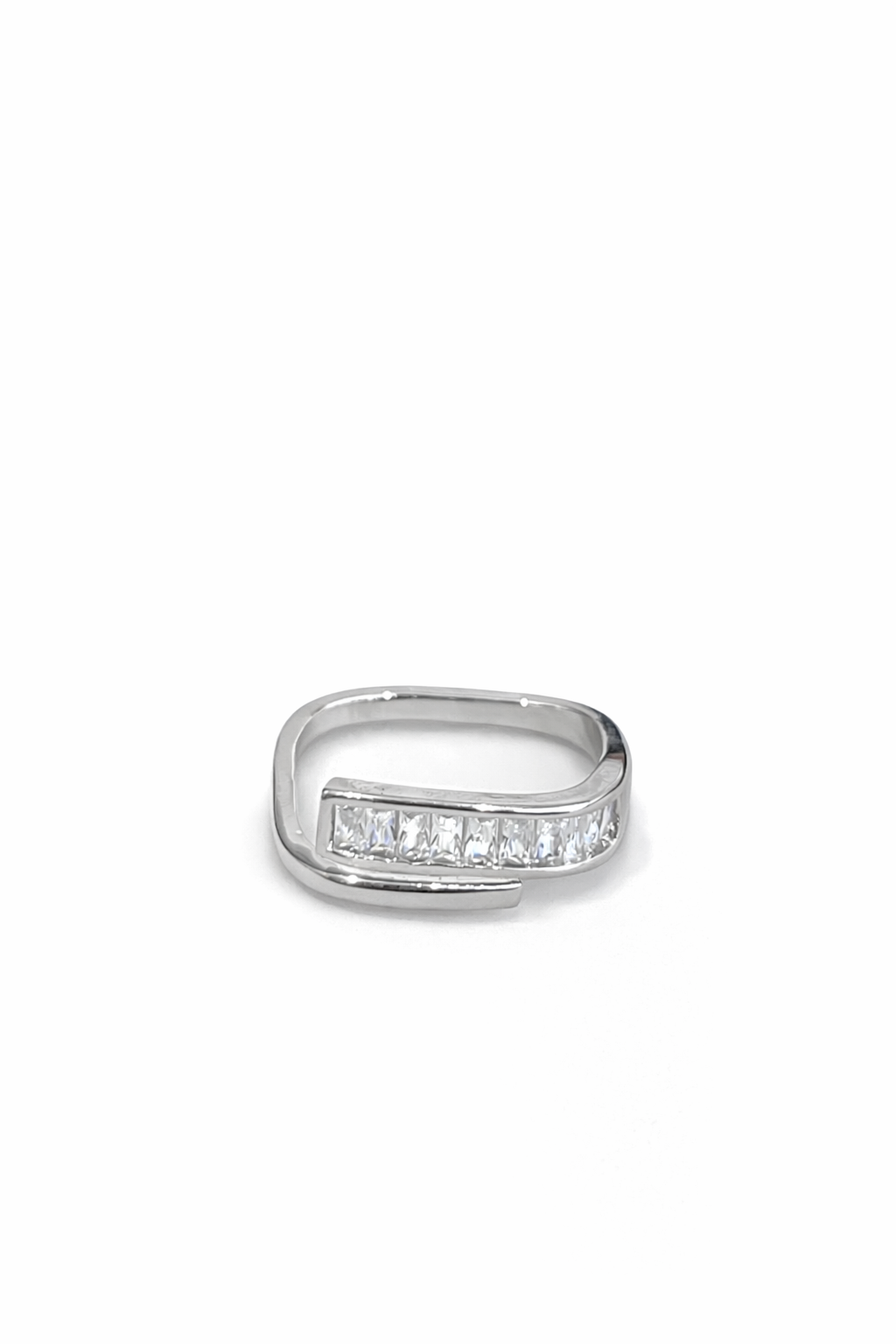 Rectangular cut cubic zirconia overlapping ring