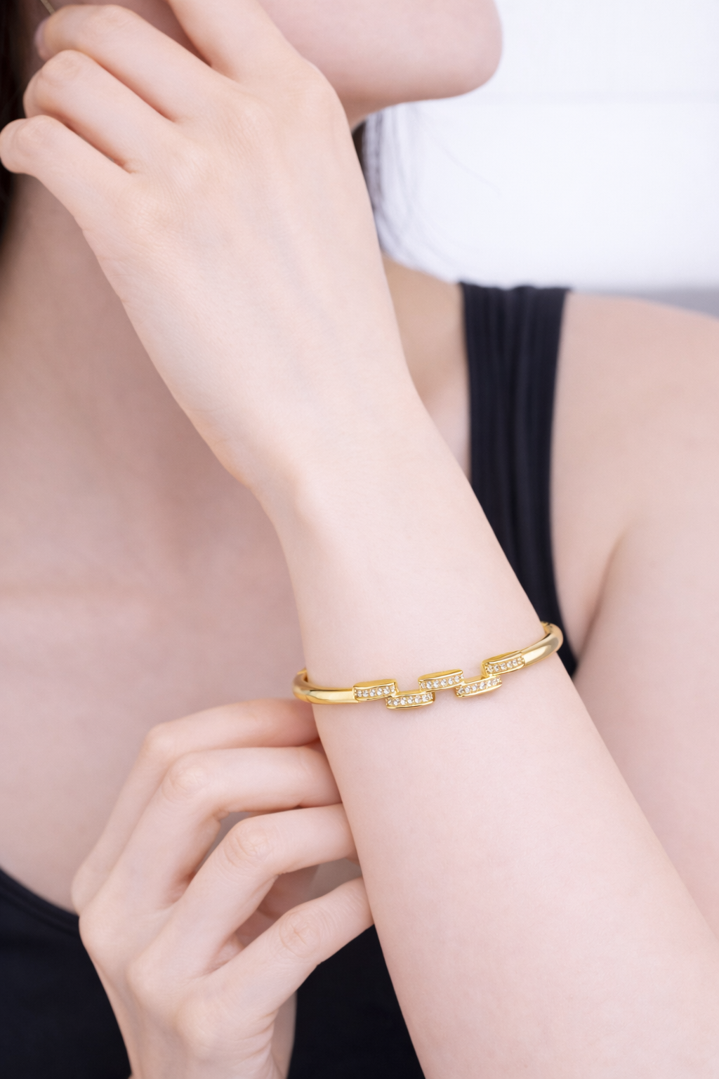 Diamond bracelet with gold links