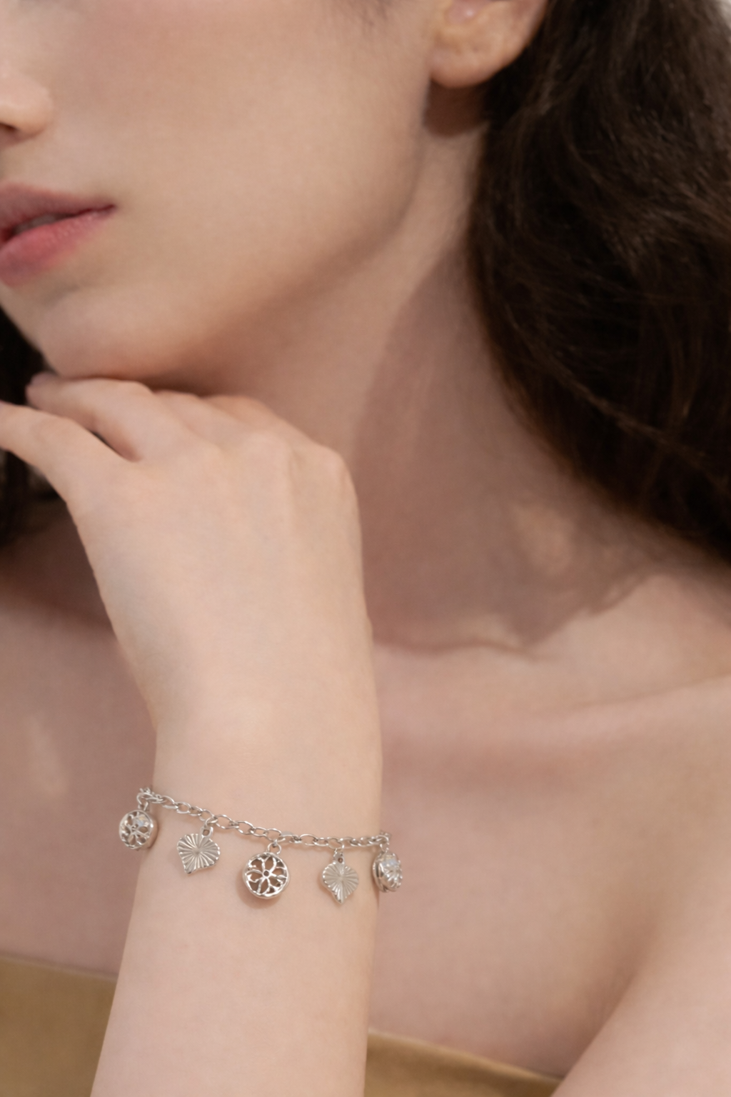 Heart,flower-shaped silver pendant bracelet