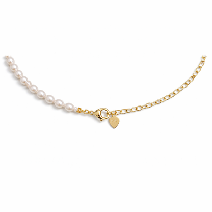 Heart-shaped pendant necklace stitched with pearl and gold chain