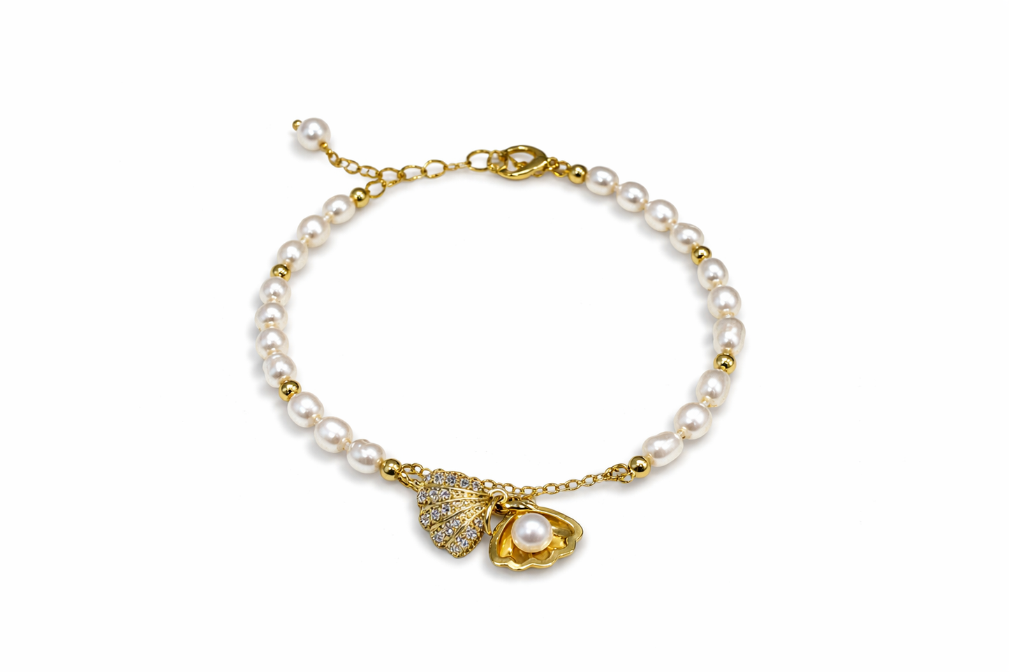 A freshwater pearl bracelet with a shell-shaped pendant