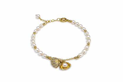 A freshwater pearl bracelet with a shell-shaped pendant