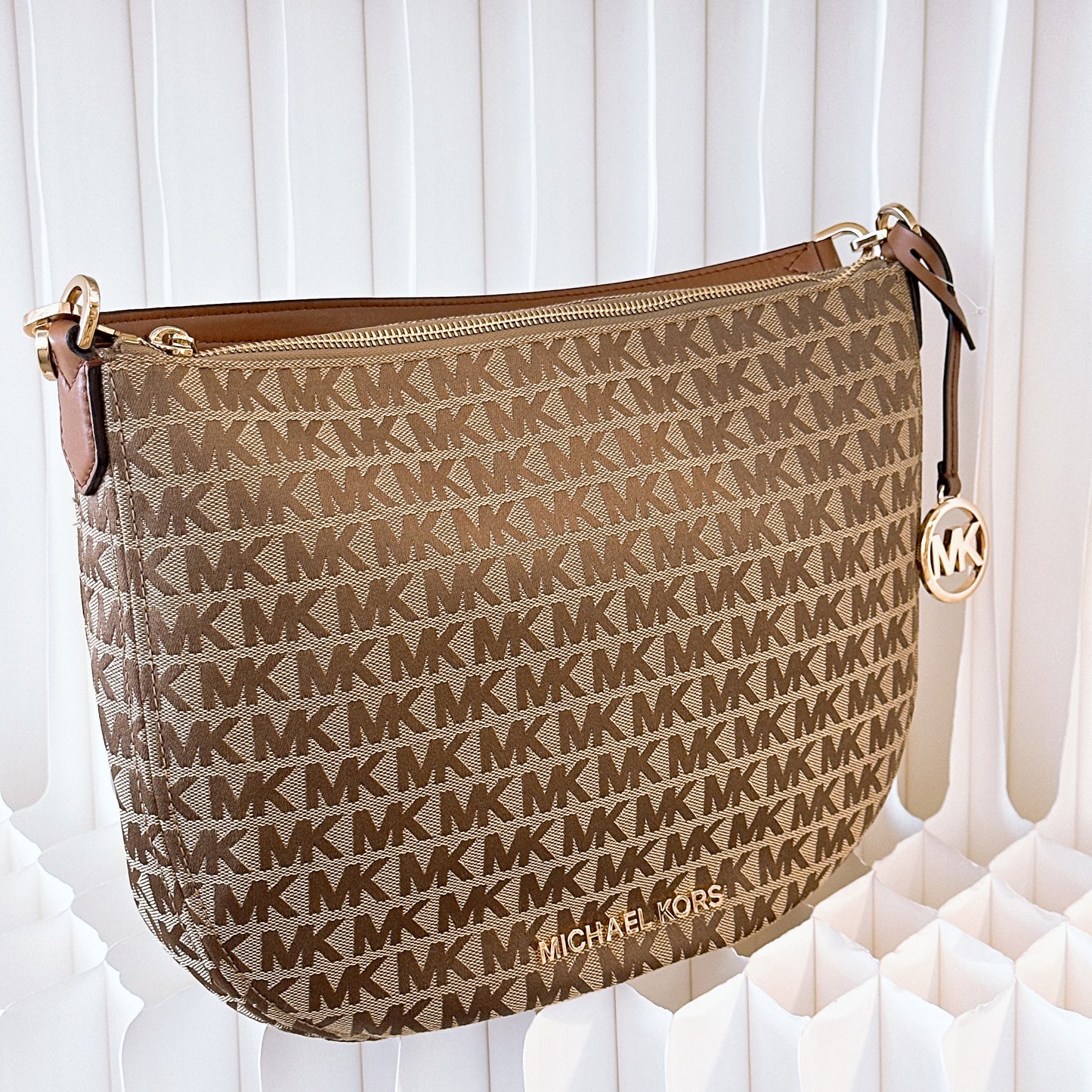 MICHAEL KORS BEDFORD CRESCENT
MK SIGNATURE BROWN SHOULDER