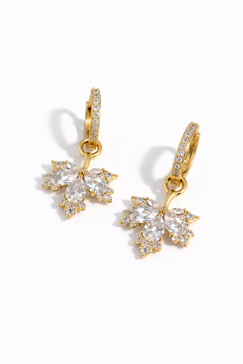 Hanging earrings in the shape of maple leaves