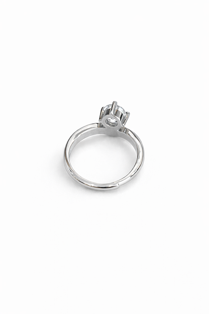 V-shaped moissarite ring