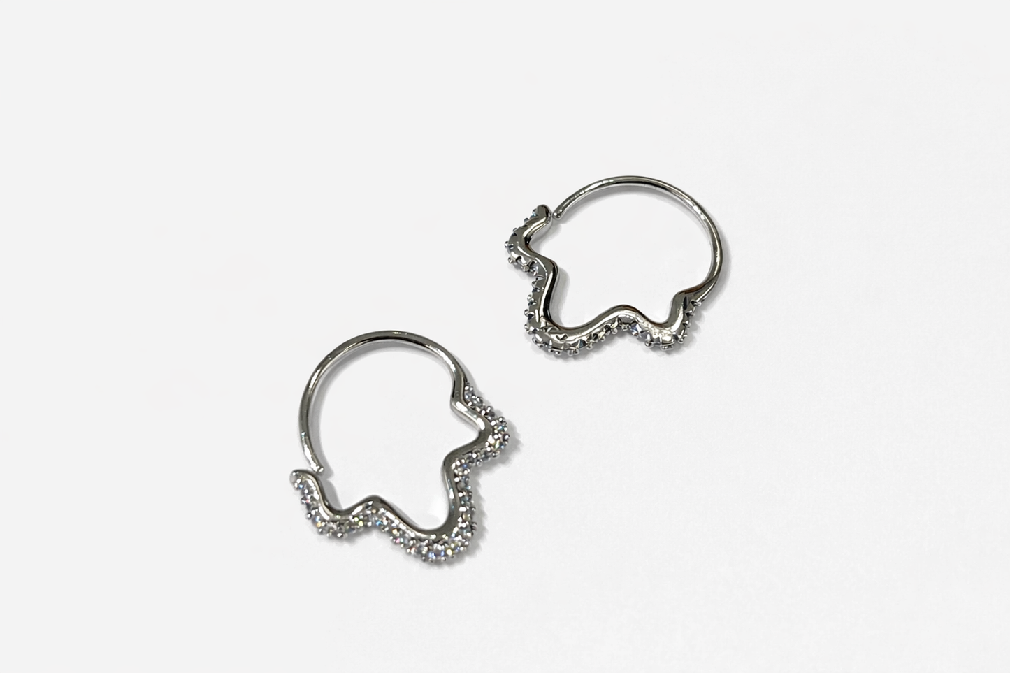 Silver ghost-shaped circle earrings