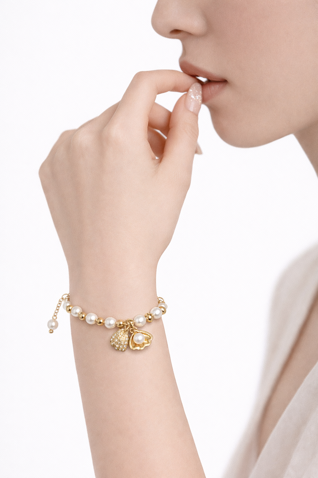 A freshwater pearl bracelet with a shell-shaped pendant