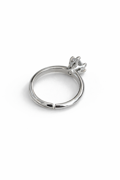 Classic six-claw inlay ring