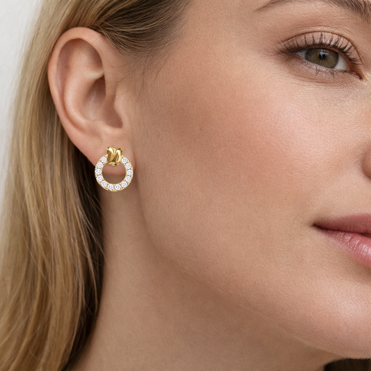 Round earrings with gold and diamonds