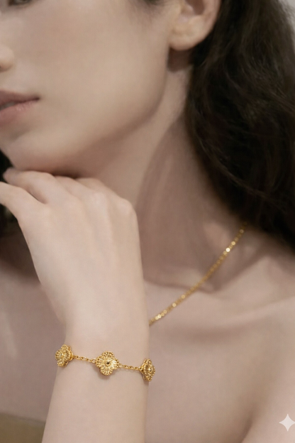 Golden four-leaf clover pattern bracelet