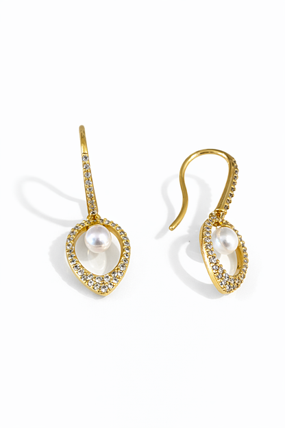 Teardrop-shaped pearl earrings