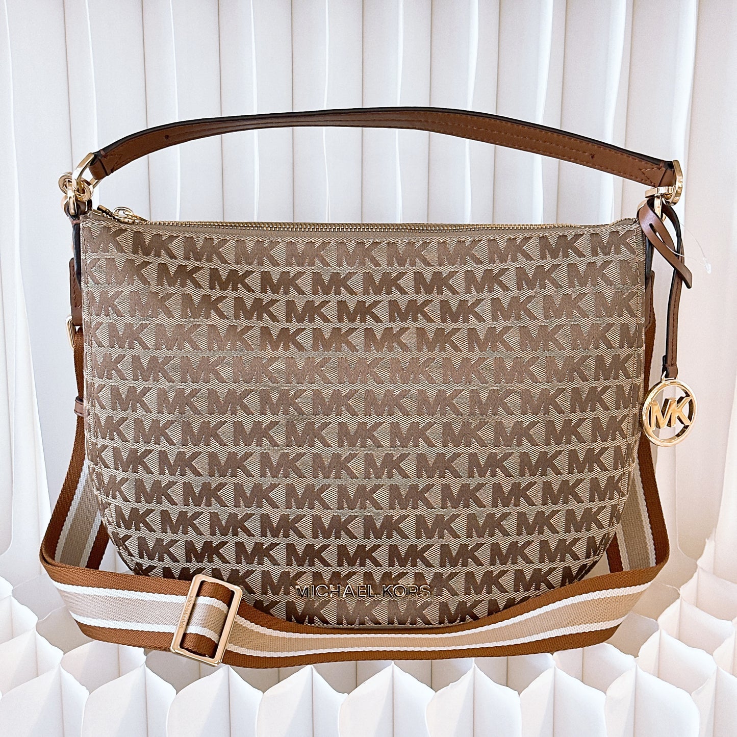 MICHAEL KORS BEDFORD CRESCENT
MK SIGNATURE BROWN SHOULDER