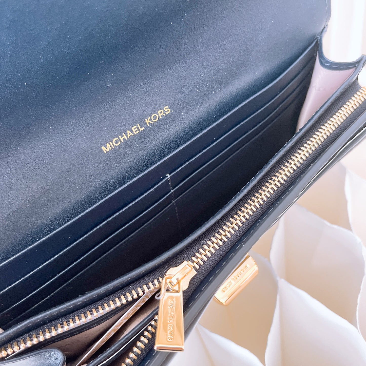 Michael Kors Sullivan Carryall Large Navy Pebbled Leather Turn Lock Wallet
